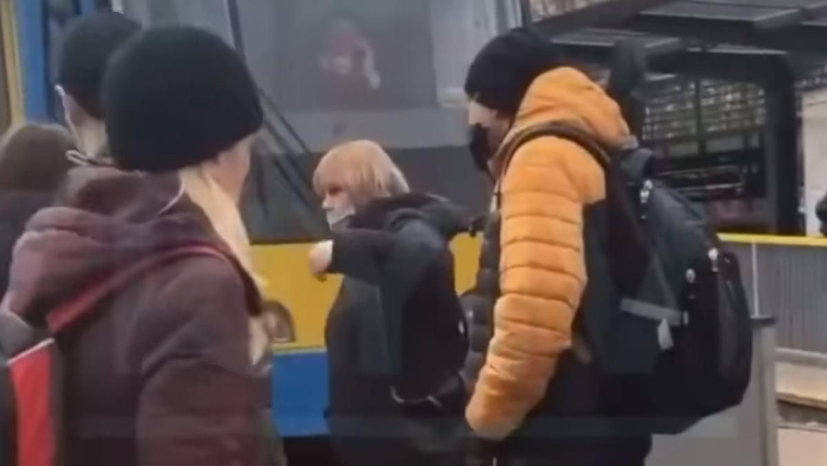 В Киеве блокируют проезд общественного транспорта