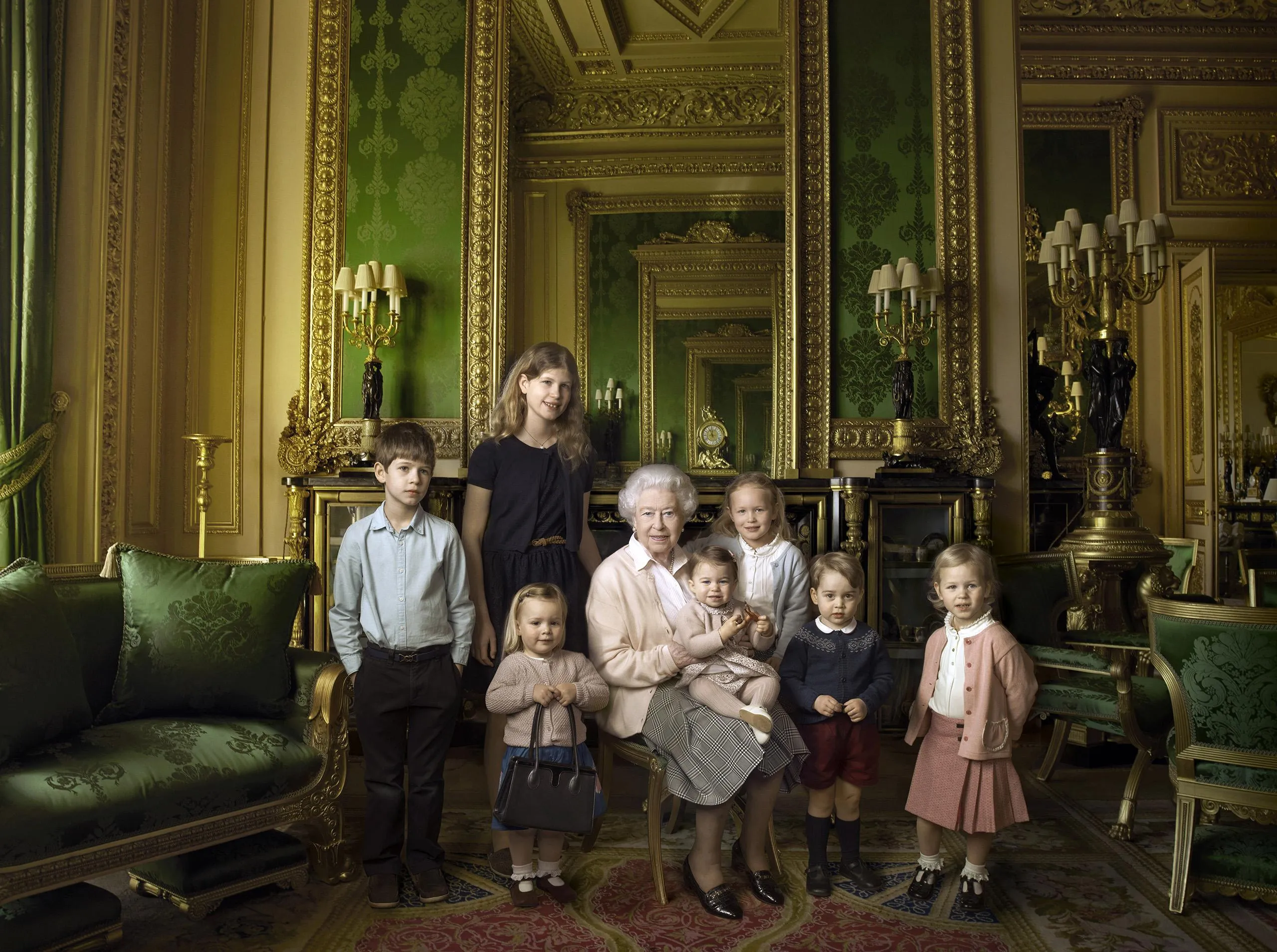 Єлизавета II з правнуками