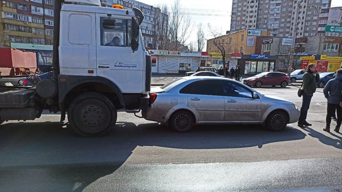 В Киеве водитель грузовика почти 50 метров таранил легковушку