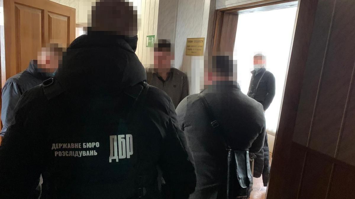 Чиновник з Одеси за хабар обіцяв дозволити кафе працювати в карантин