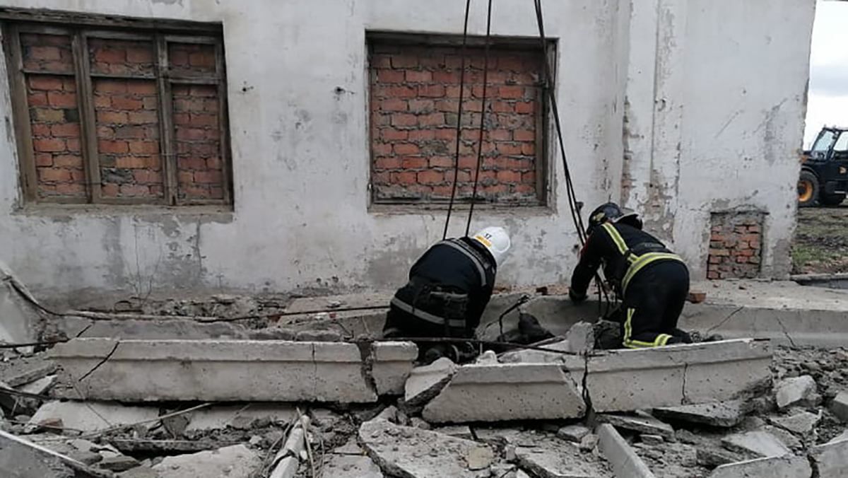 Под бетонной плитой погиб 17-летний парень: на Николаевщине обрушилось старое здание