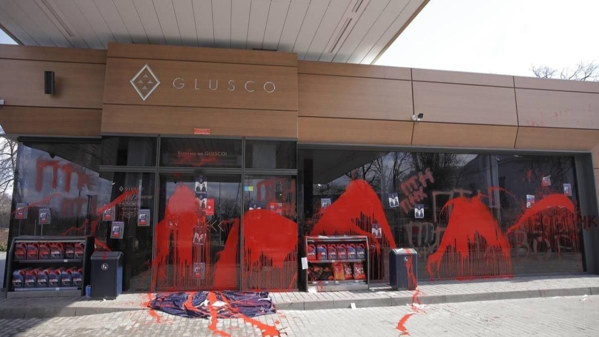 У Києві активісти облили фарбою заправки Glusco: фото У Києві активісти облили фарбою заправки Glusco: фото