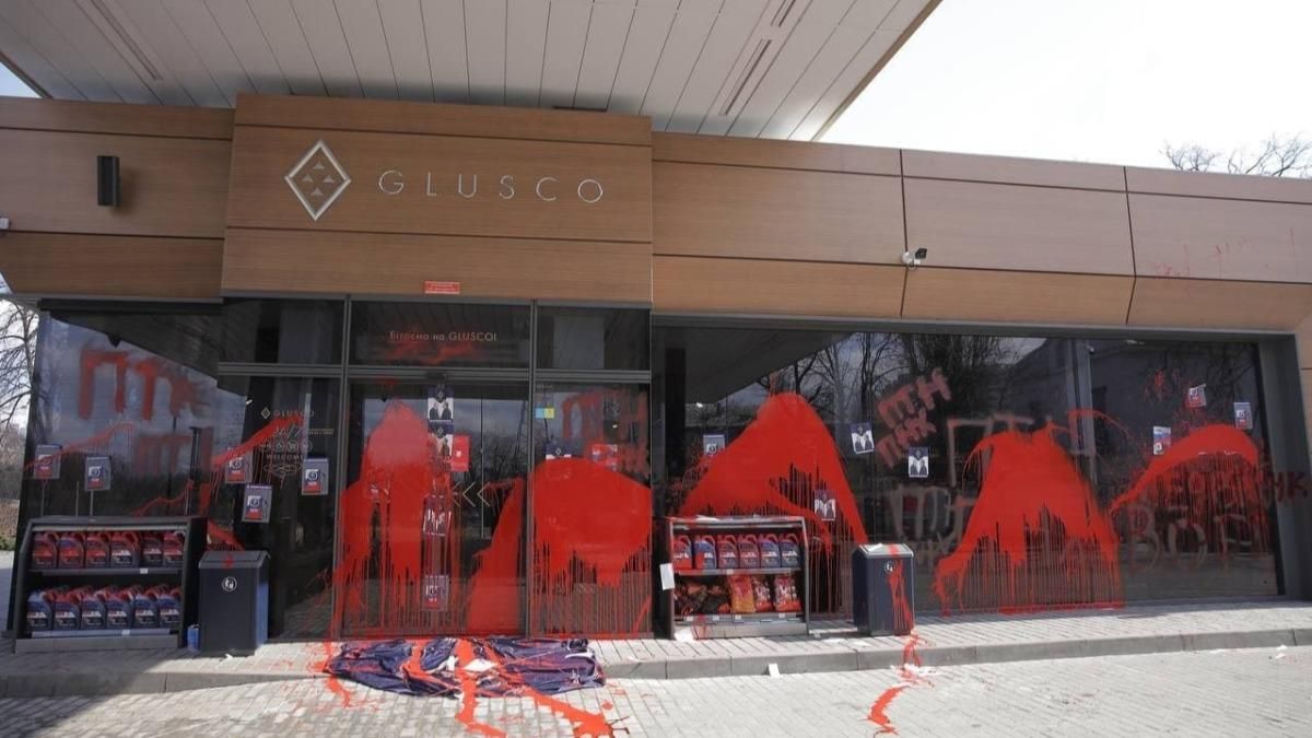 В Киеве активисты облили краской заправки Glusco: фото