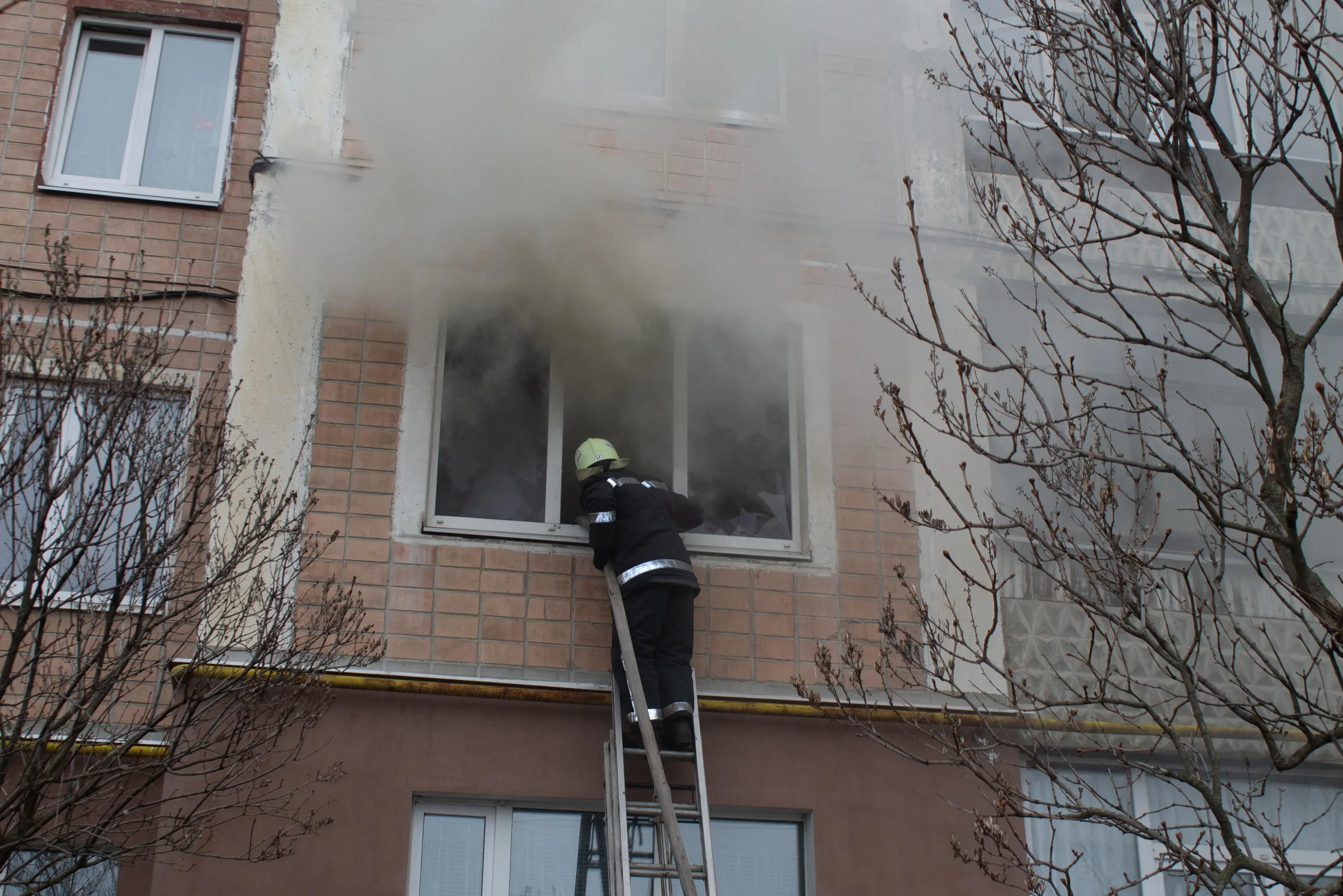 Вогнеборці гасили пожежу Вогнеборці гасили пожежу