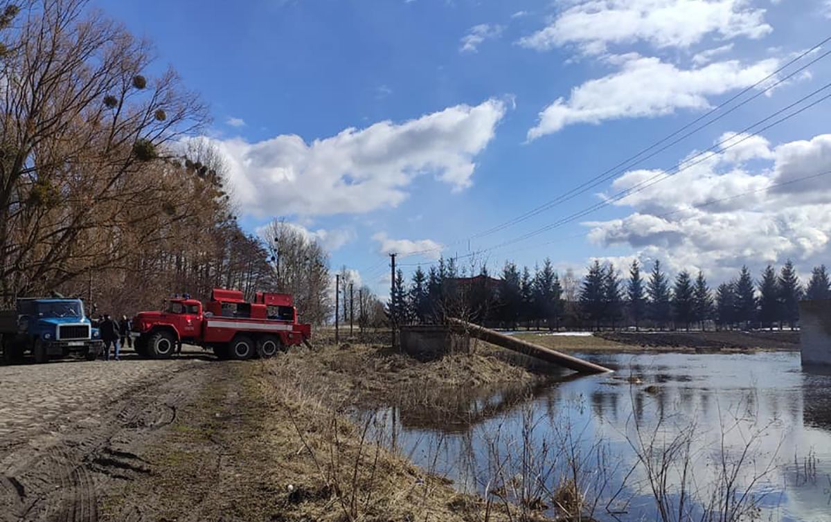 Тала вода затопила Млинів на Рівненщині: фото Тала вода затопила Млинів на Рівненщині: фото