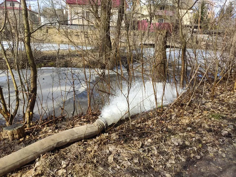 Перекачували воду в річку Іква