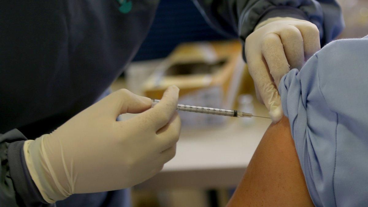 Щеплення переніс нормально: в Україні помер другий вакцинований