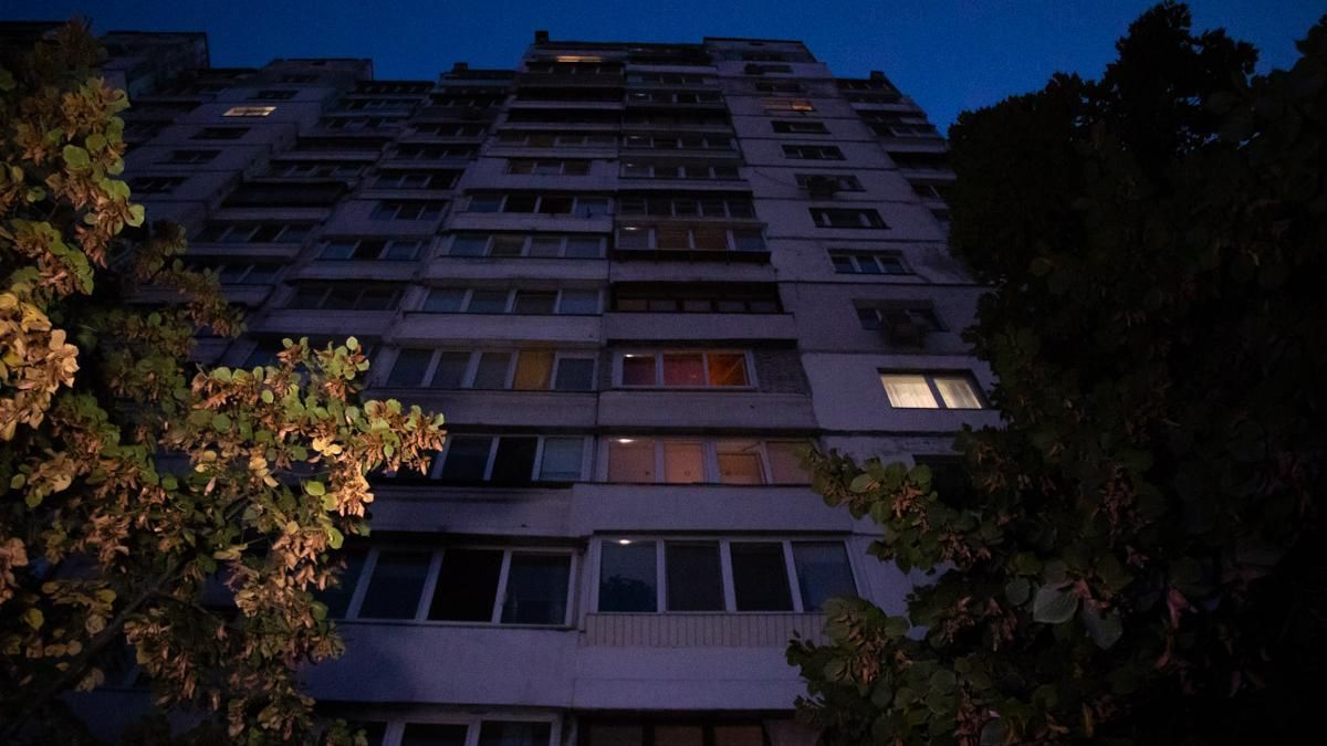 На Троєщині у Києві п'яний чоловік впав з 8 поверху та вижив