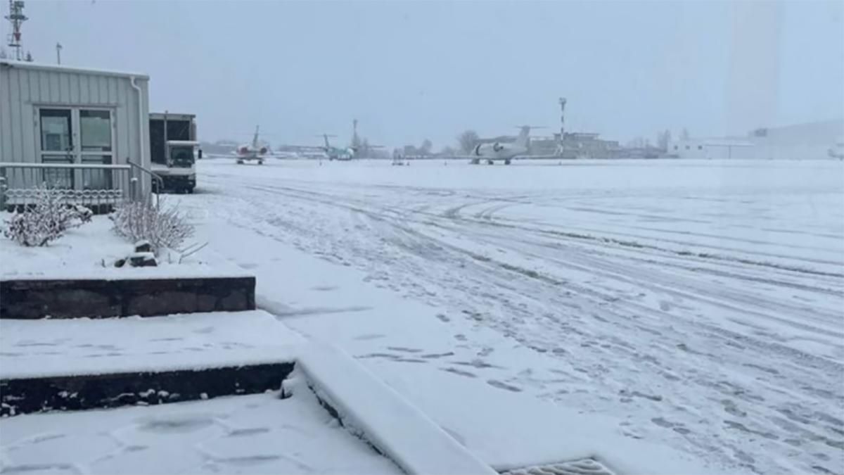 Затримка авіарейсів у Дніпрі: злітні смуги не чистили