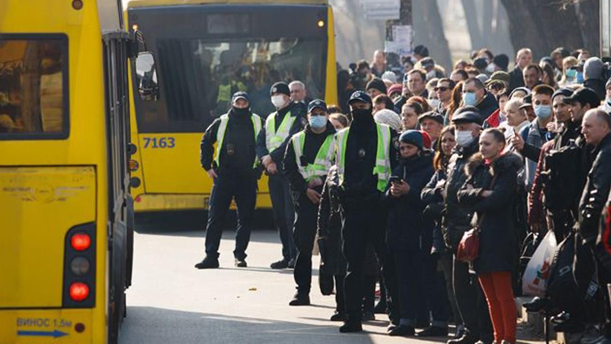 В КМДА знайшли винних у великих чергах на зупинках - Київ В КМДА знайшли винних у великих чергах на зупинках - Київ