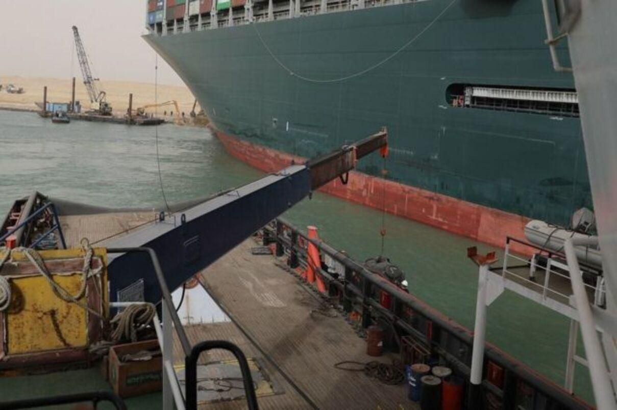Контейнеровоз блокує Суецький канал: які втрати через затримку