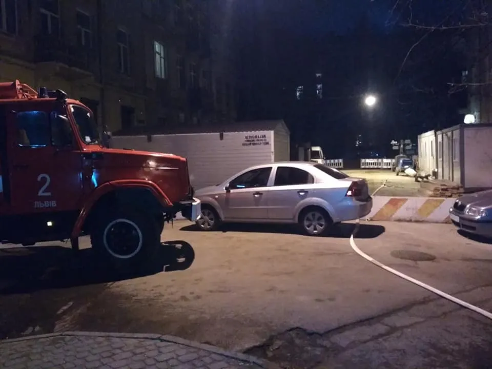 У Львові трапилась нищівна пожежа: евакуювали 15 людей – фото