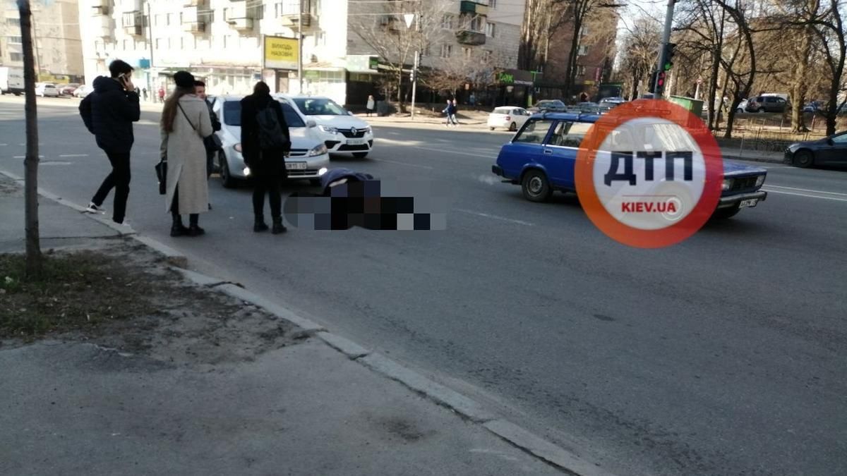 В Киеве таксист сбил молодую девушку, она тяжело травмирована