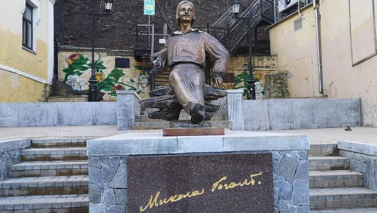 В Киеве на Андреевском спуске самовольно установили памятник Гоголю В Киеве на Андреевском спуске самовольно установили памятник Гоголю