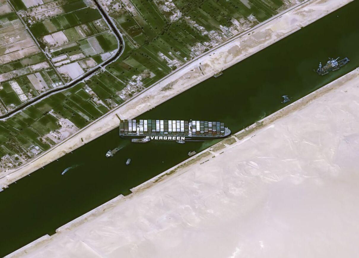Як геніталії: дивна схема руху судна, яке заблокувало Суецький канал
