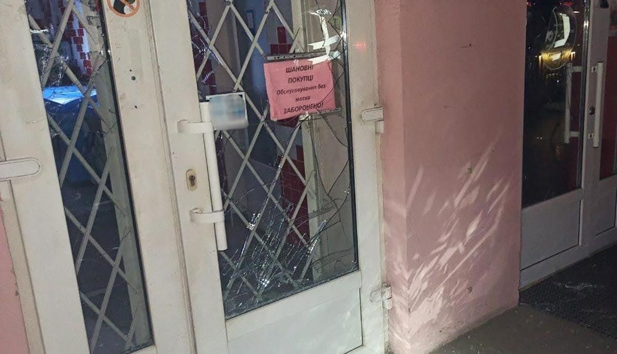 Мужчина в Харькове повредил 7 авто и разбил витрины магазинов 26.03.21