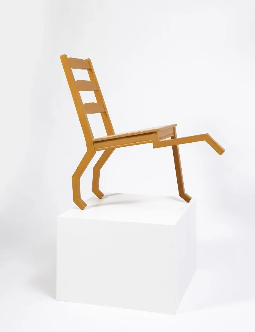 Стільці немов виконують команди Стільці немов виконують команди