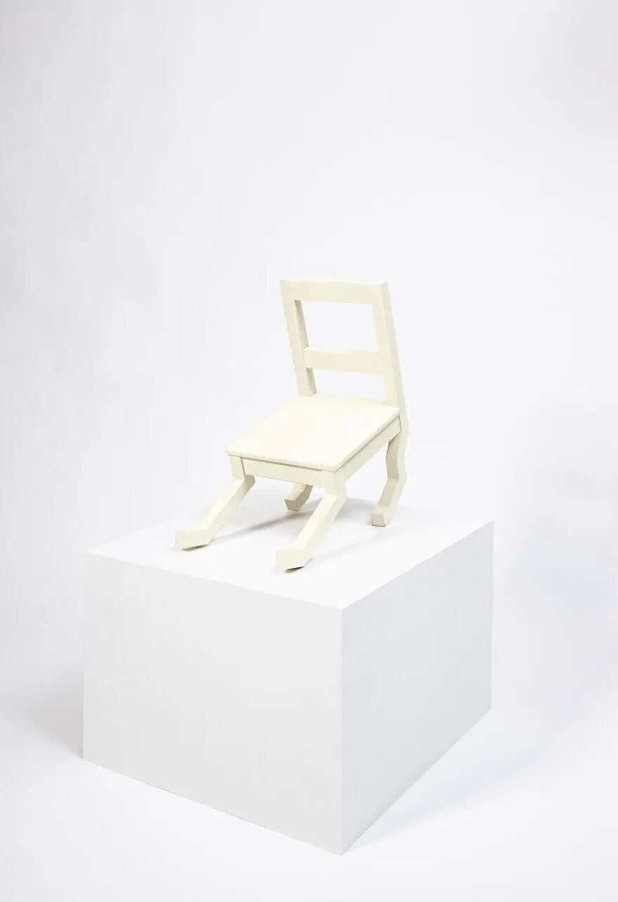 Стілець нагадує собаку, яка грається Стілець нагадує собаку, яка грається