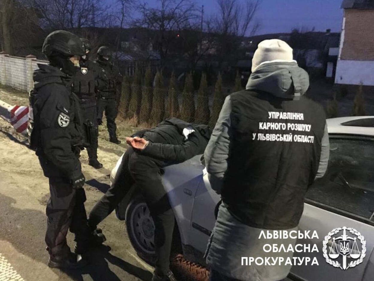 Травили и оставляли на обочине: во Львове задержали банду, которая грабила гастарбайтеров - фото 