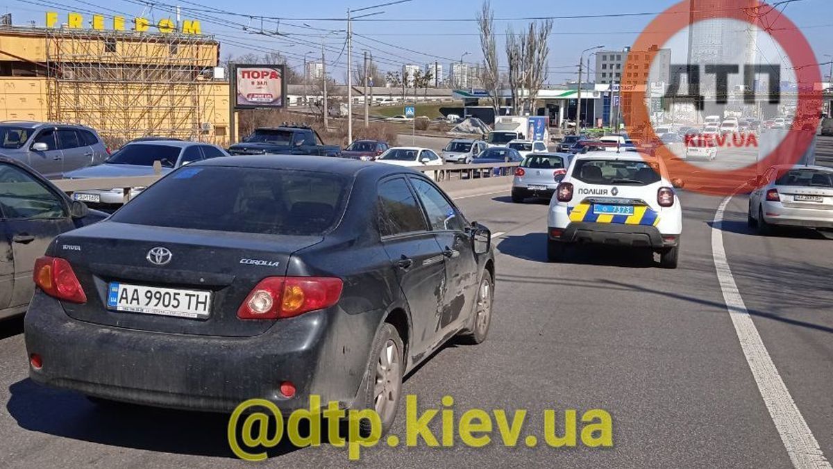 В Киеве водители на проспекте Бандеры достали нож и пистолет