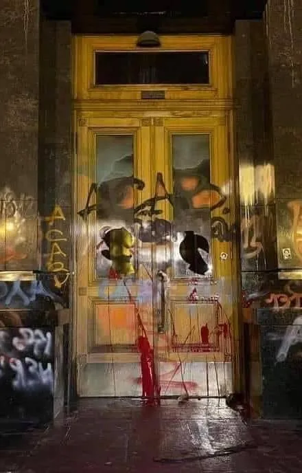 Розмальовані двері Офісу Президента