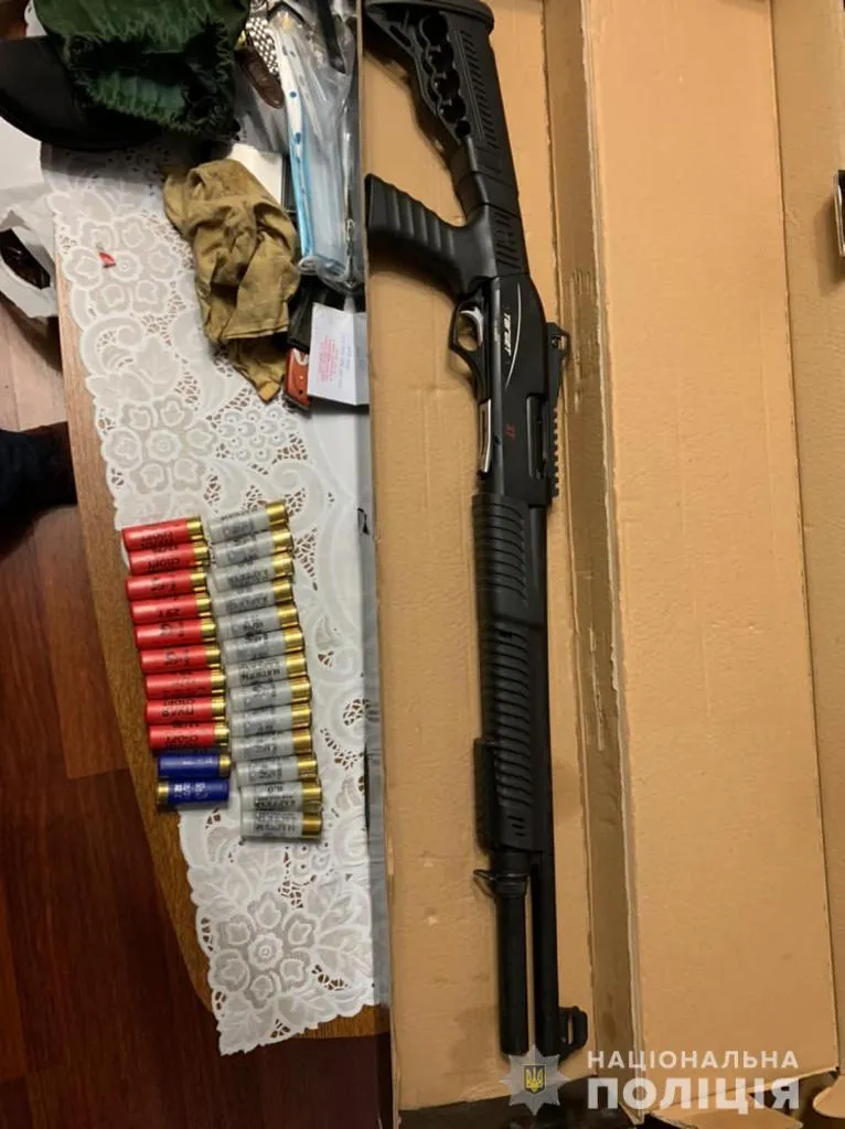 Зброя, яку знайшли у зловмисників збройний напад Зброя, яку знайшли у зловмисників збройний напад