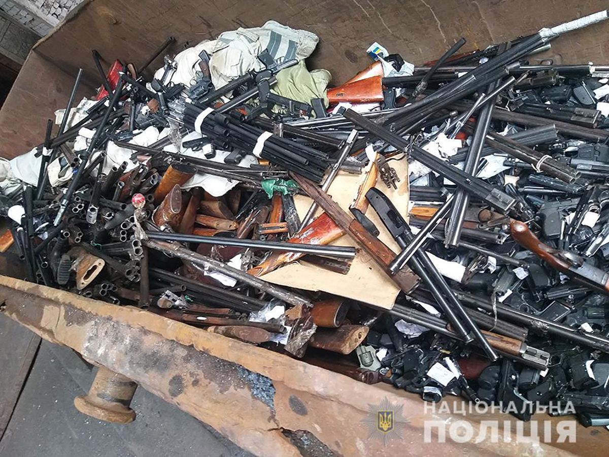 Правоохранители Днепра переплавили 1,5 тонны незаконного оружия: видео