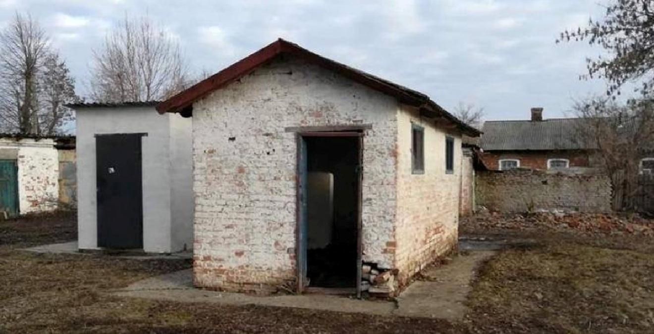 На Харківщині жінка викинула немовля у вигрібну яму туалету