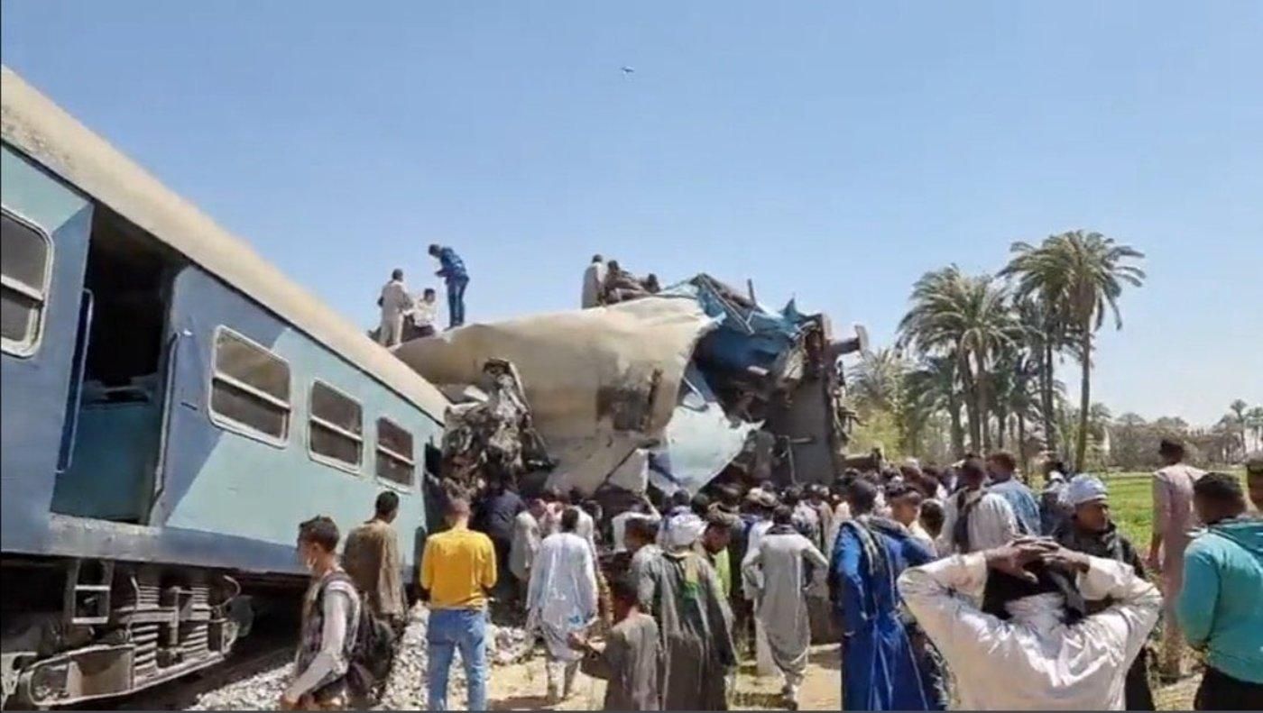 Число жертв в результате столкновения поездов в Египте сократилось