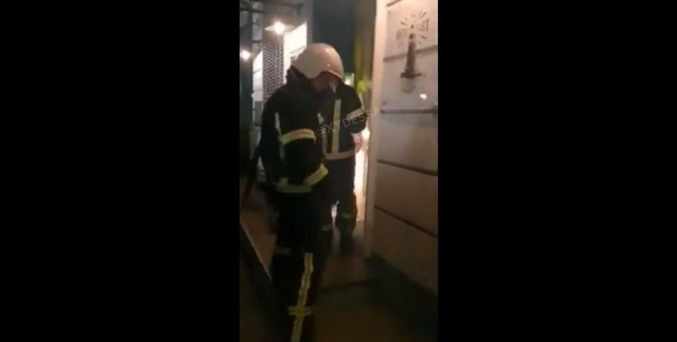В Одесі рятувальники силоміць зупинили вечірку: відео