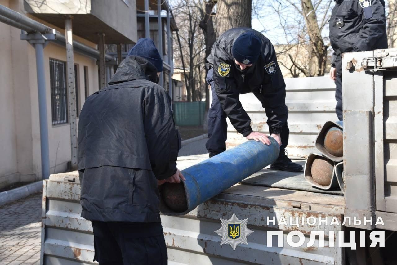 Полицейские в Одессе разгрузили балоны с кислородом для больницы