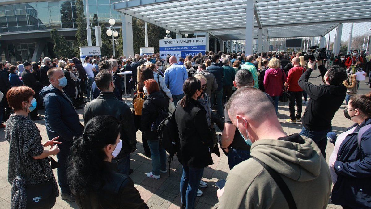 В Сербии вакцинируют иностранцев, образовались огромные очереди: фото В Сербии вакцинируют иностранцев, образовались огромные очереди: фото