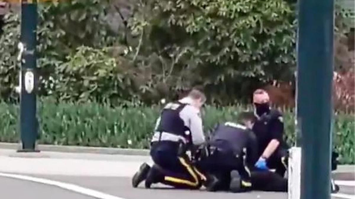 Резня в Канаде: мужчина с ножом напал на людей в библиотеке Резня в Канаде: мужчина с ножом напал на людей в библиотеке