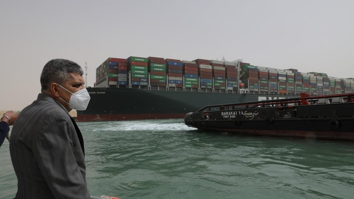 Затори в Суецькому каналі: президент Єгипту доручив розвантажити судно
