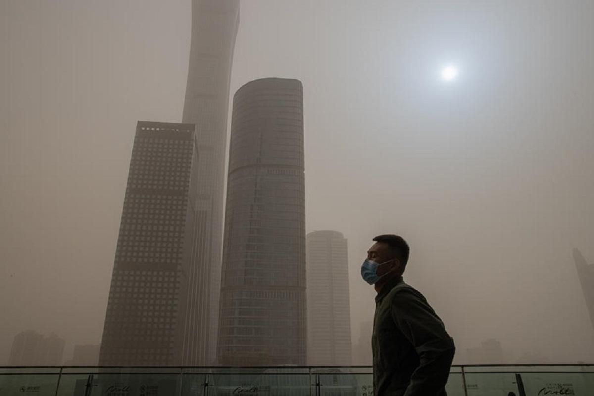 Пекін вдруге за місяць накрила потужна піщана буря: фото