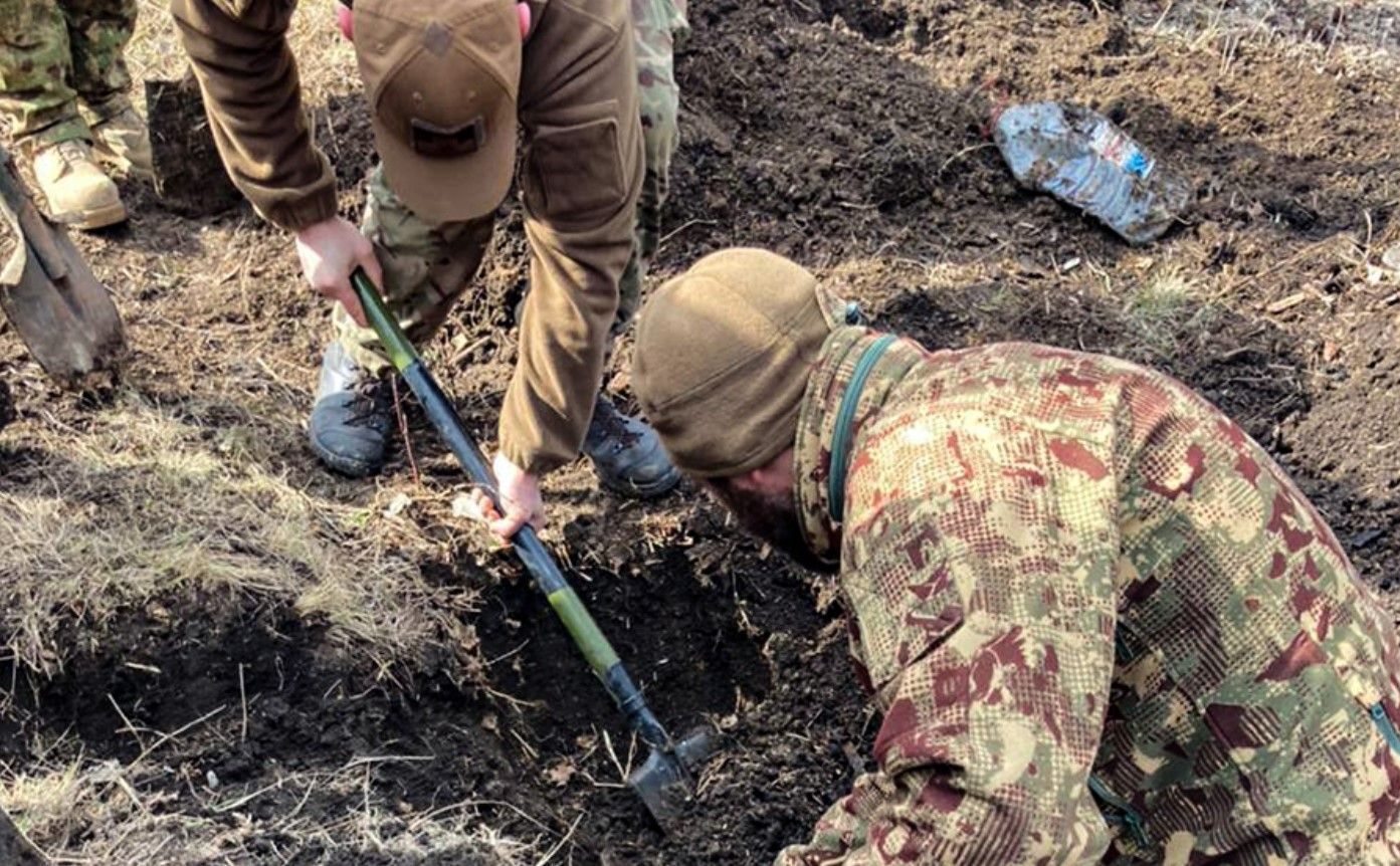 На Луганщині поблизу школи виявили схрон з боєприпасами: фото