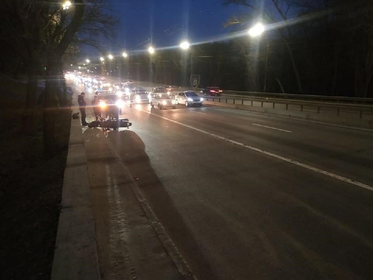 У Києві поліцейські зіткнулися з мотоциклом: є постраждалий У Києві поліцейські зіткнулися з мотоциклом: є постраждалий