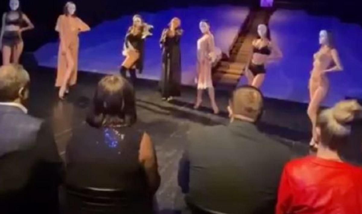 Керівництво Херсонщини розважалося з напівголими дівчатами Керівництво Херсонщини розважалося з напівголими дівчатами