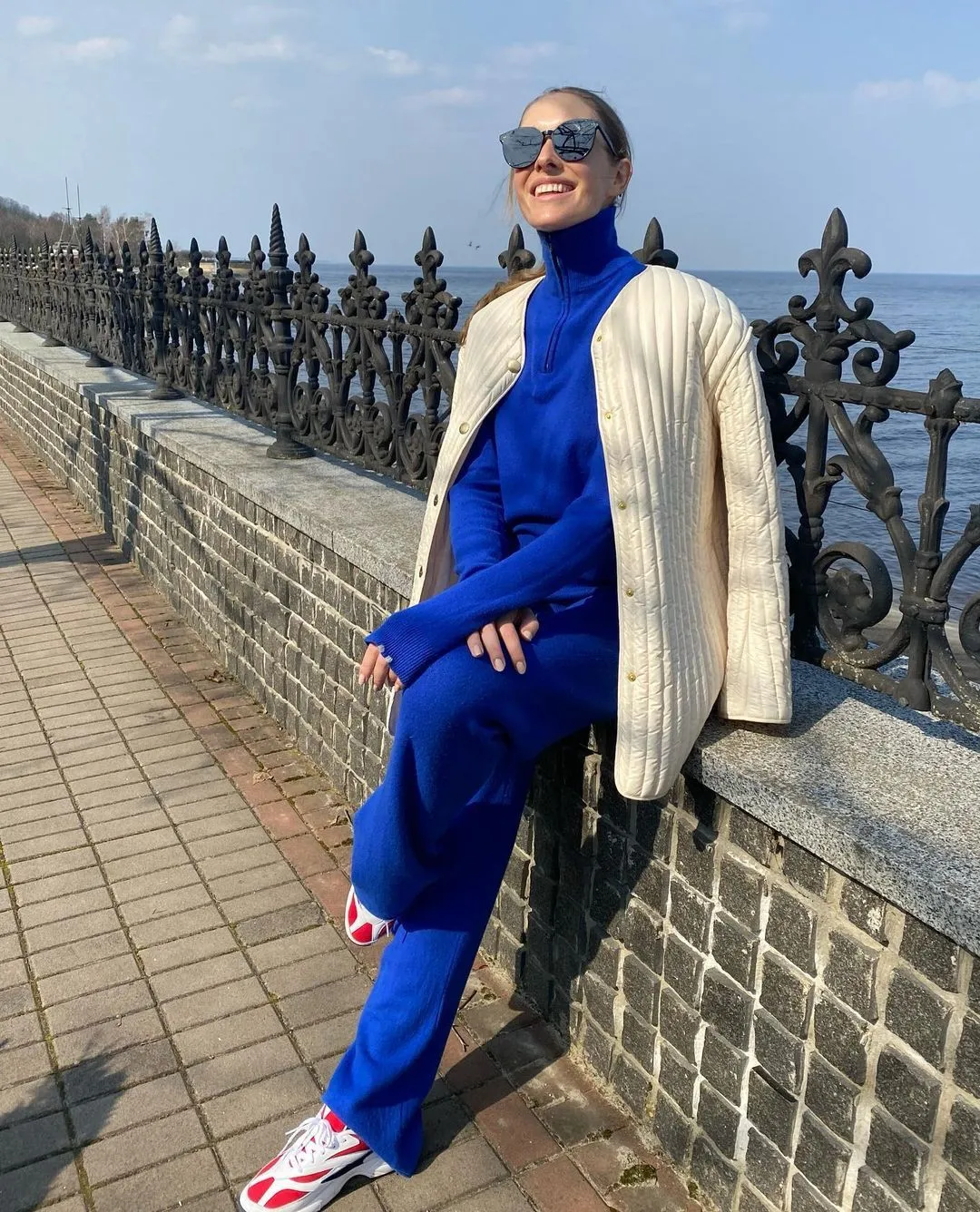 Катя Осадча в синьому костюмі