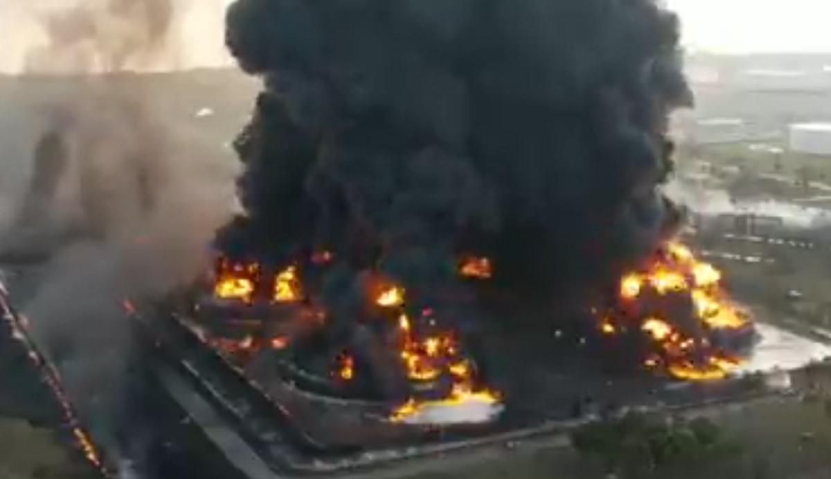 Взрыв на заводе в Индонезии: не менее 20 пострадавших
