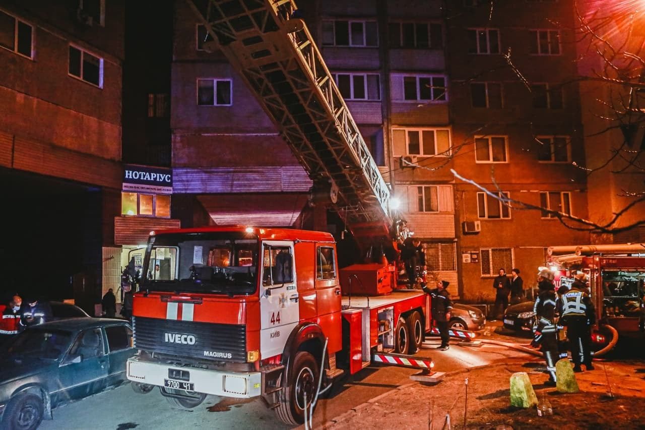Пожар в Киеве 29.03.2021 на Глушкова, 37: с огня вывели 3 человек 