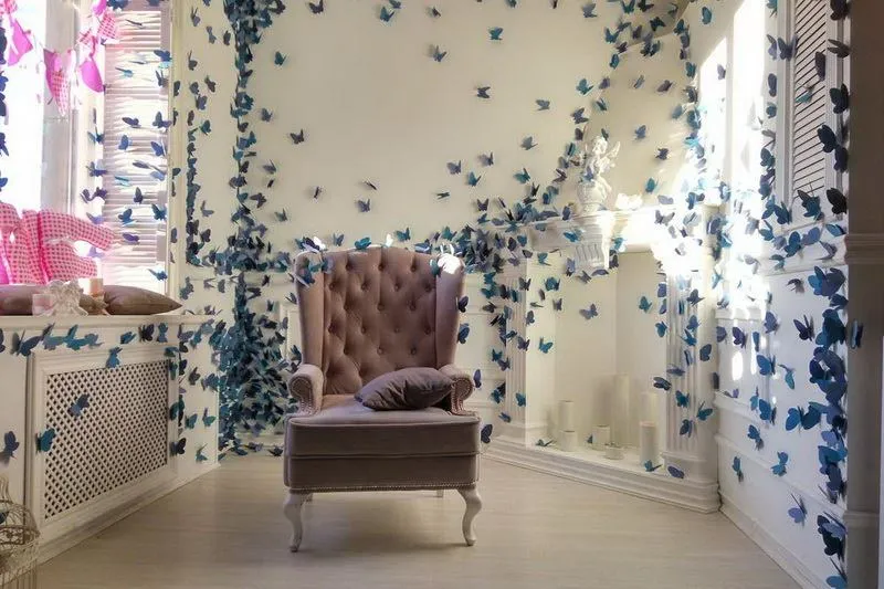 Можна прикрасити кімнату паперовими метеликами