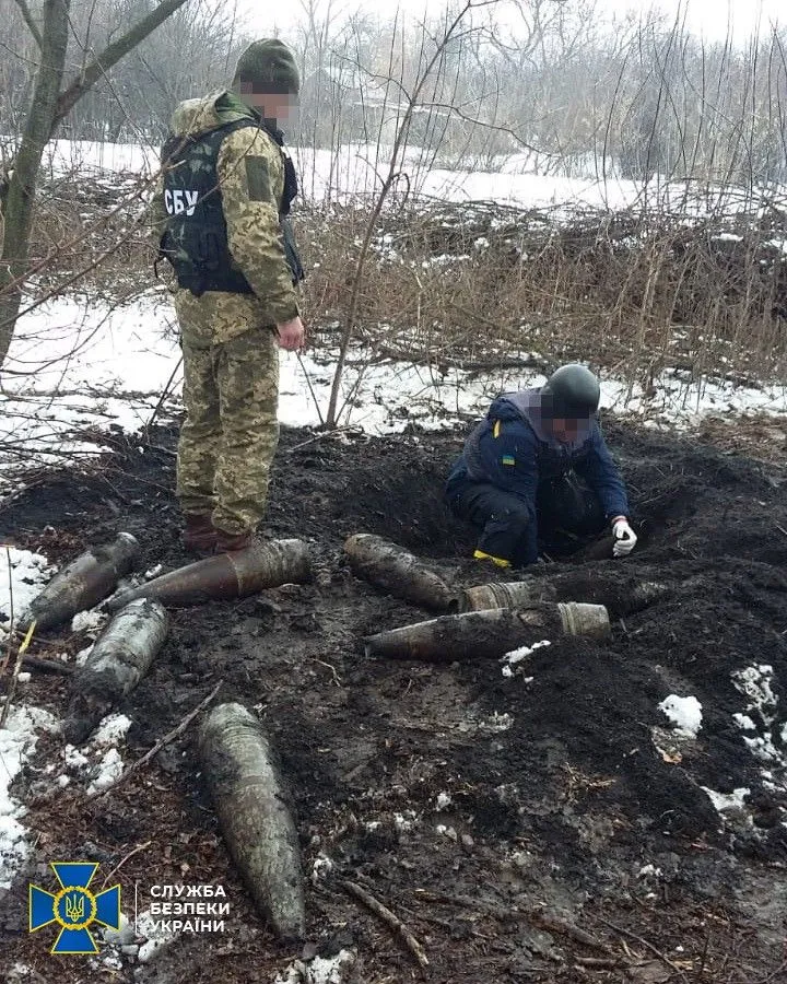 На Луганщині виявили сховок зі зброєю