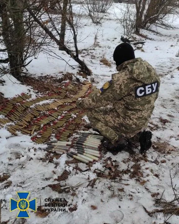 На Луганщині виявили сховок зі зброєю На Луганщині виявили сховок зі зброєю