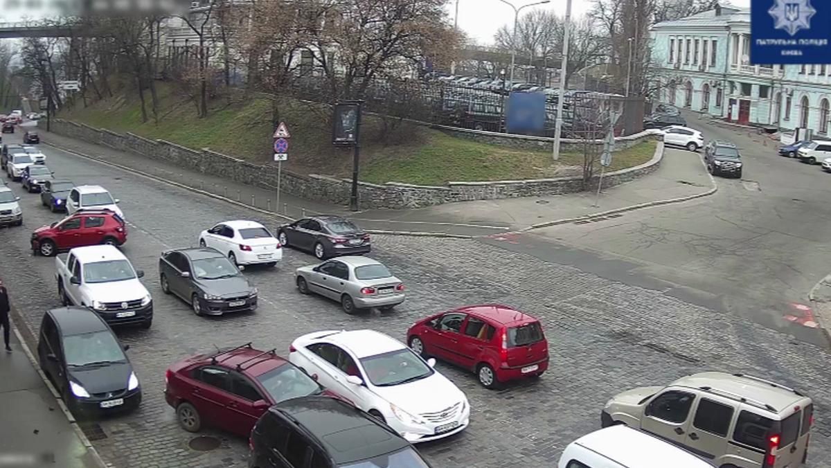 В Киеве женщина после ДТП с перепугу протаранил 2 машины