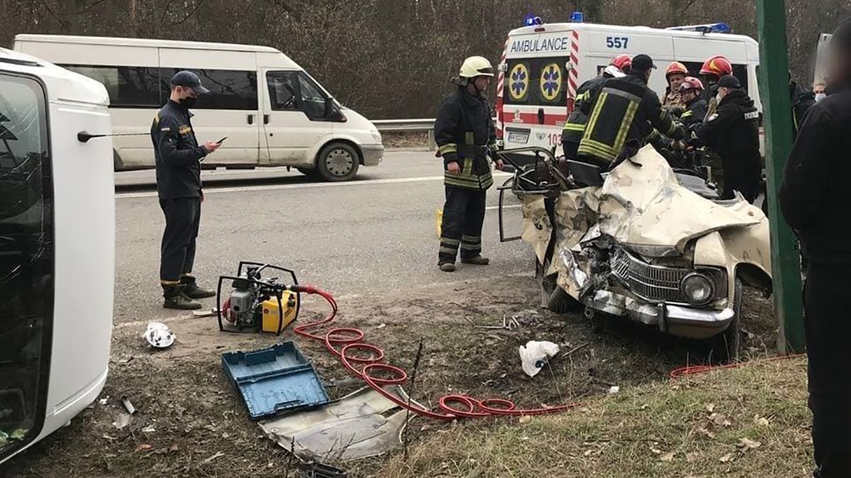 Под Киевом бус ритуальной службы попал в ДТП