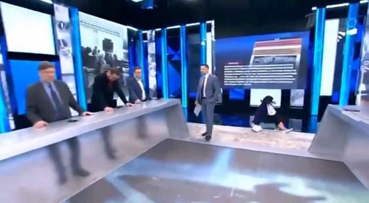 Пропагандистка Стриженова впала в прямому ефірі: відео Пропагандистка Стриженова впала в прямому ефірі: відео