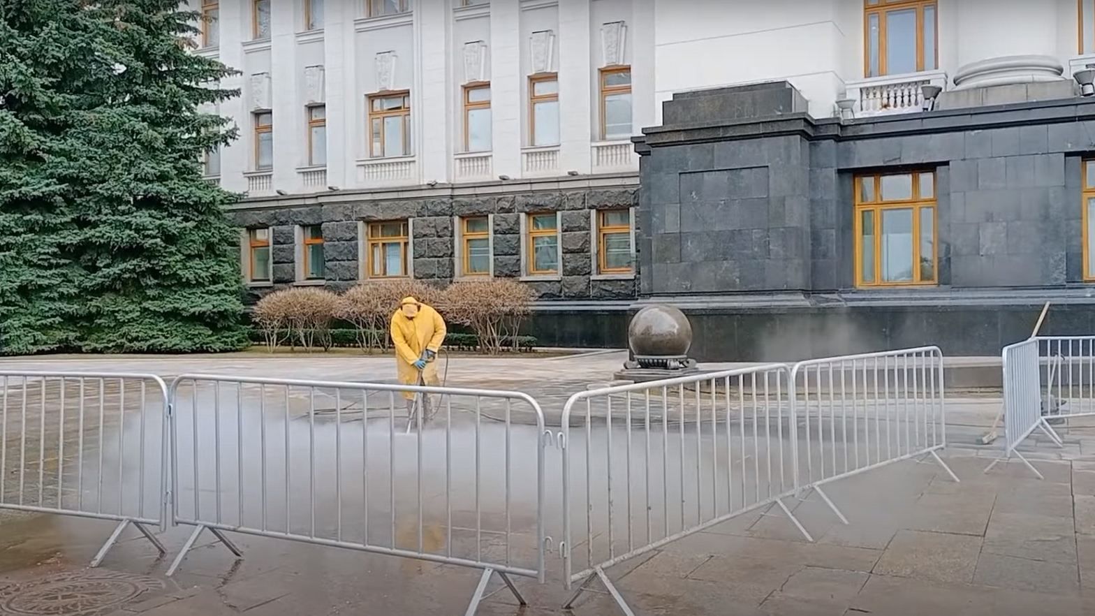 Офіс Президента відмили від фарби, але дверей досі немає Офіс Президента відмили від фарби, але дверей досі немає