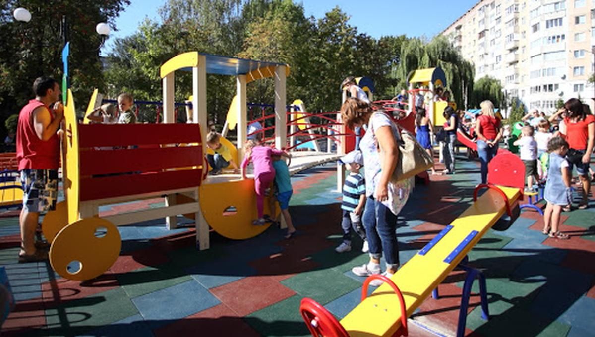 У Тернополі чоловік влаштував стрілянину на дитячому майданчику У Тернополі чоловік влаштував стрілянину на дитячому майданчику