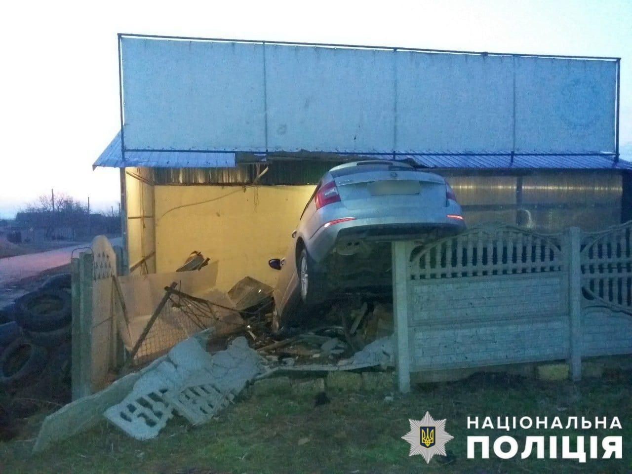 Уснул за рулем: в Запорожье водитель перелетел через забор и врезался в гараж